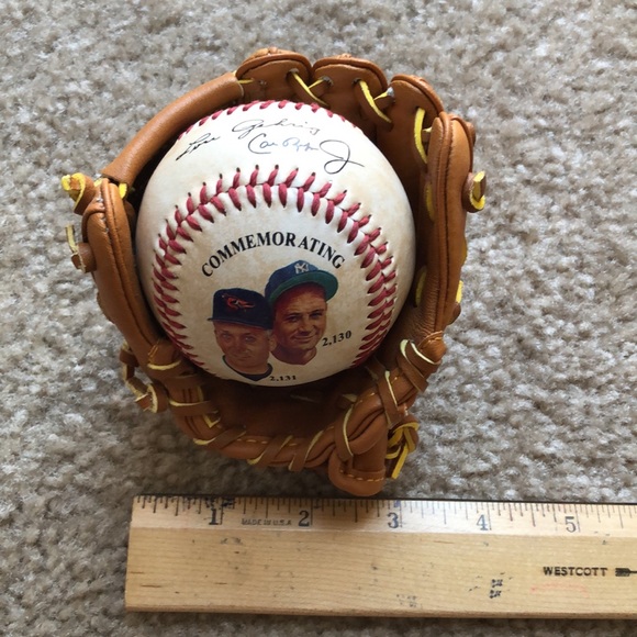 CAL RIPKEN JR. & LOU GEHRIG Ironmen Ball & Glove - Picture 5 of 7